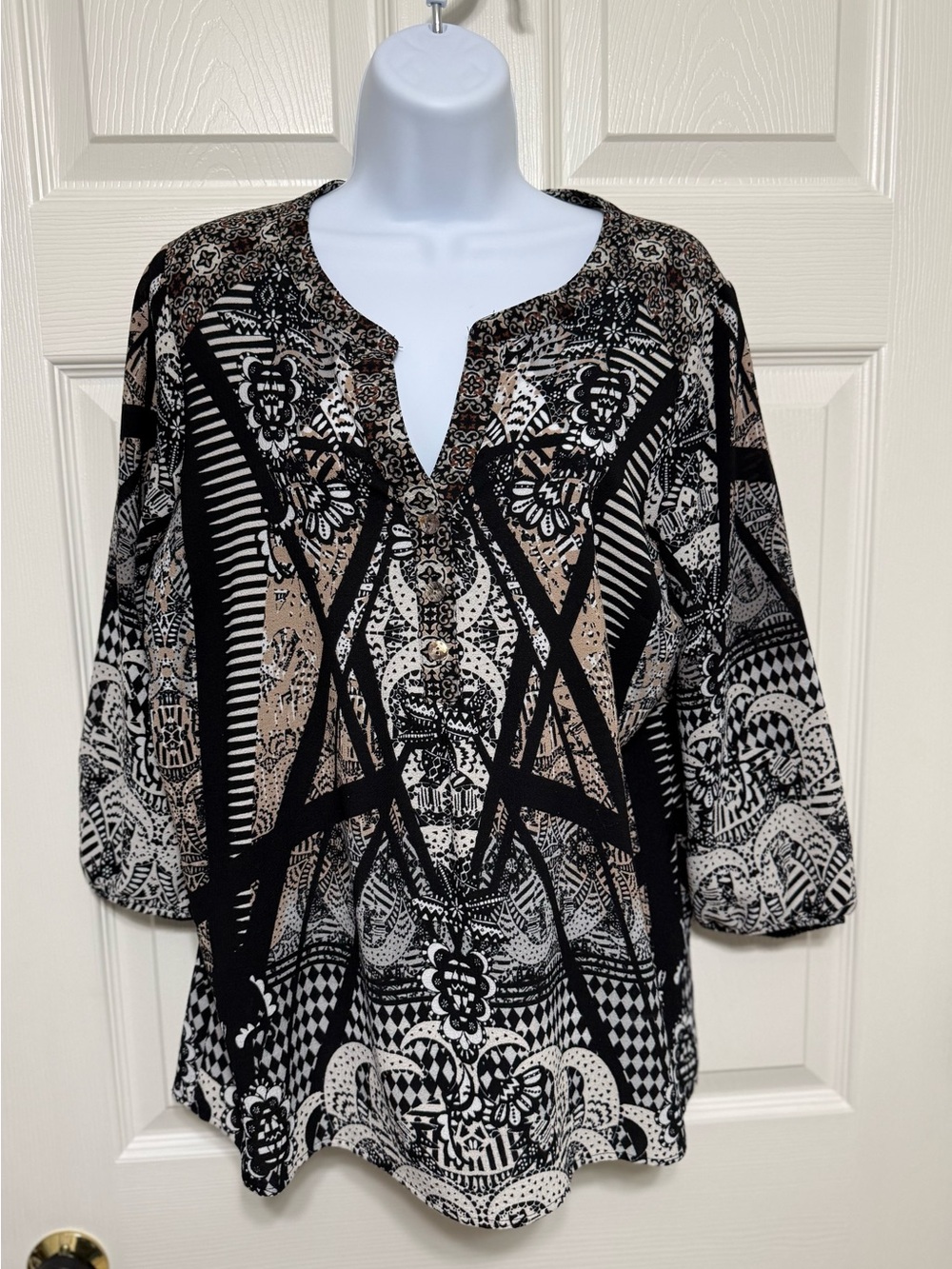 Figueroa & Flower Women's Black & Taupe Patterned Henley Top 3/4 Sleeve Medium